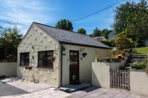 Knobbly Nook, whole property, gardens, parking, wifi, relaxing near Eden Project and coast